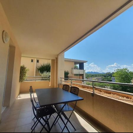 Location D'Un Superbe Appartement Avec Piscine Roquebrune-sur Argens Zewnętrze zdjęcie
